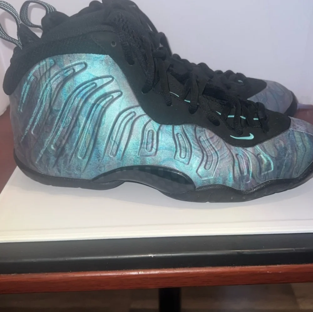 NIKE AIR FOAMPOSITE ONE AURORA GREEN AND BLUE 6Y (USED)